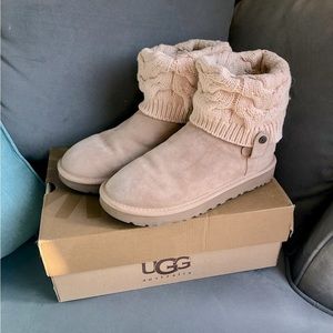 Excellent like new condition UGG Saela boots w/ beautiful knit detail. Size 9.